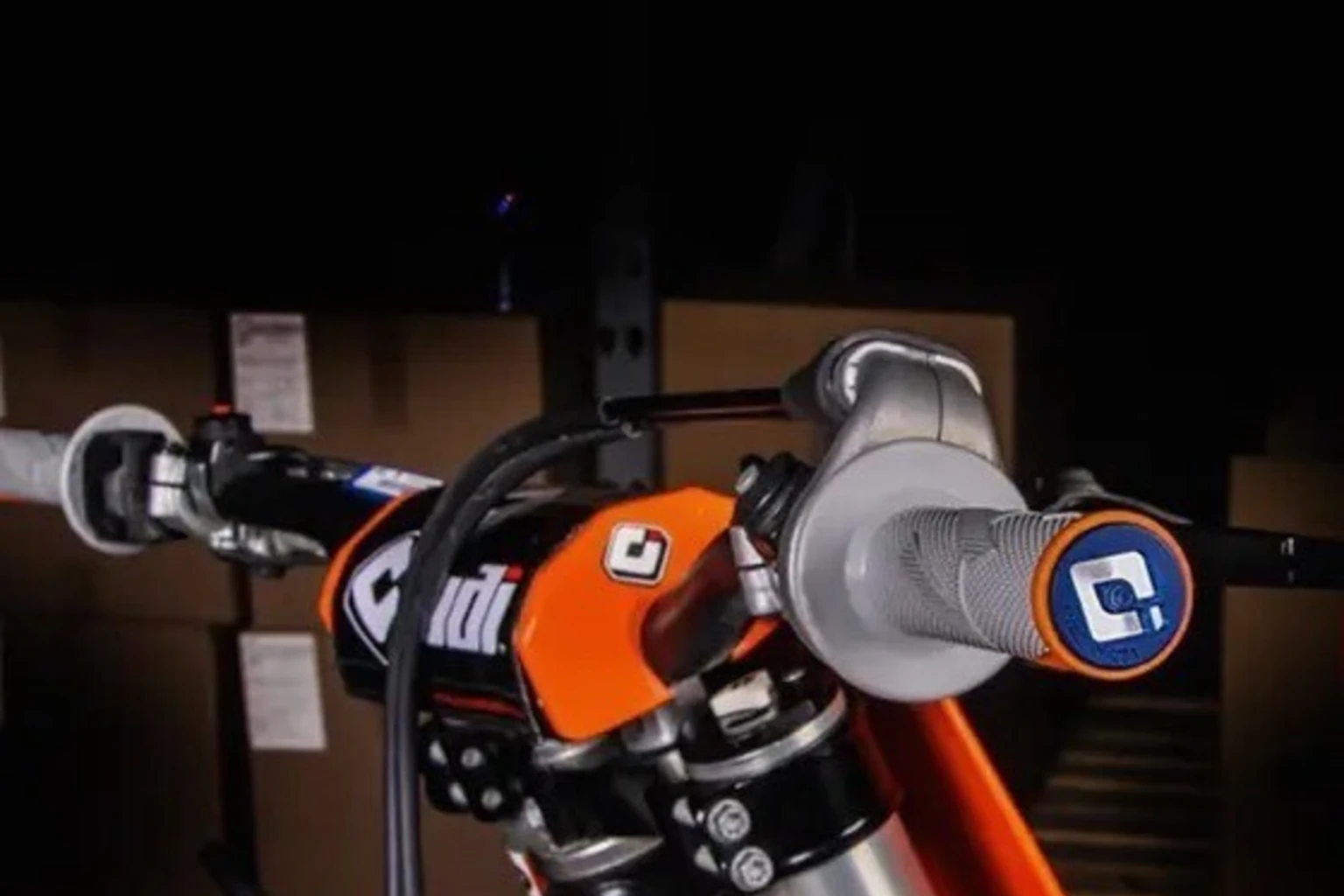 Slika za kategorijo Krmila in upravljalni elementi