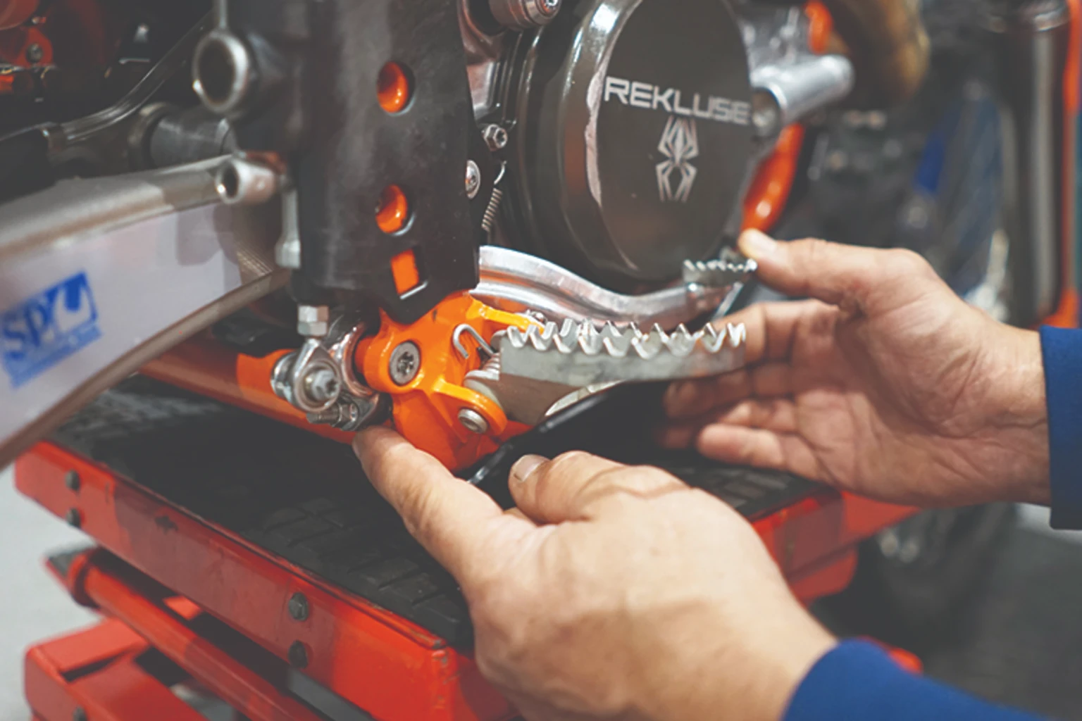 Slika za kategorijo Zavorni pedali in prestavne ročice